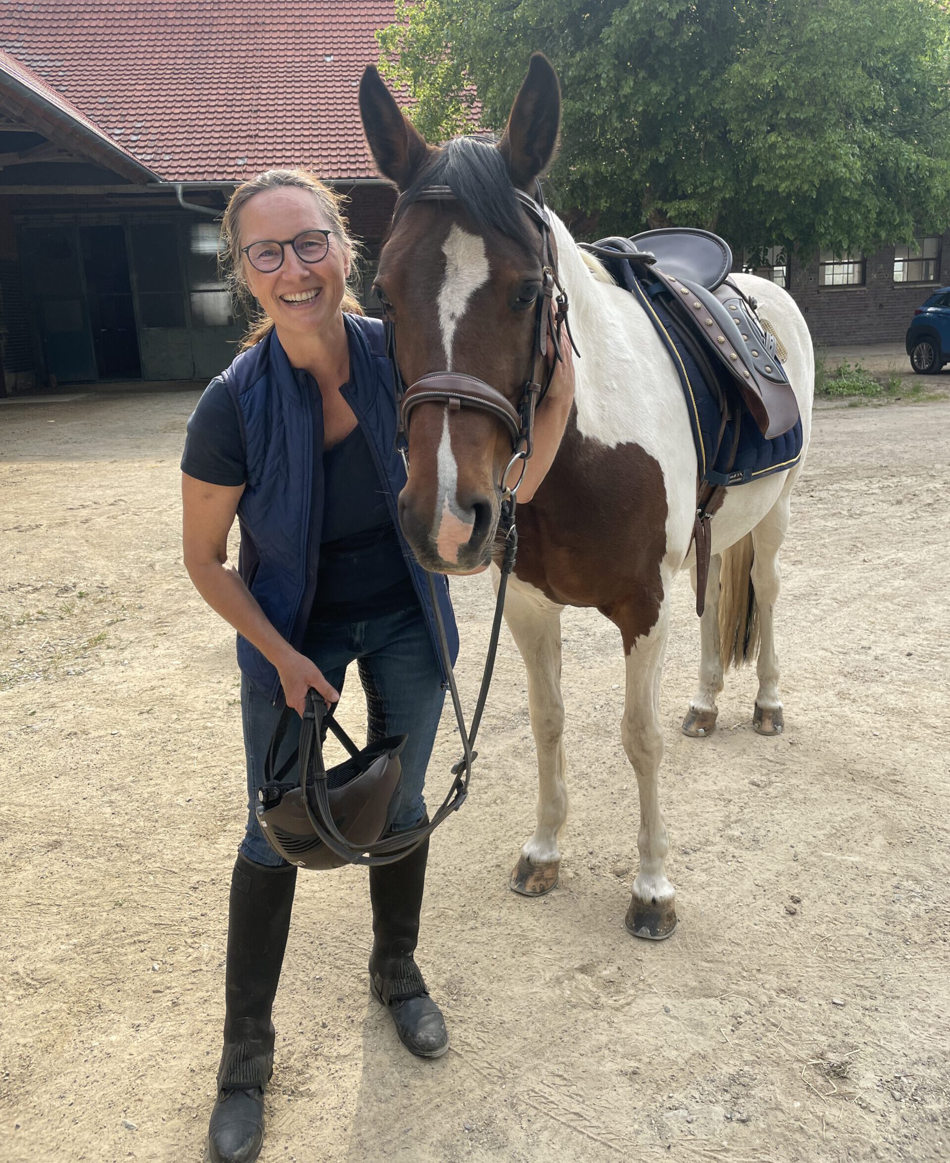 Katrin Freimann, Stallbesitzerin und Autorin mit ihrem Reitpony Rosa